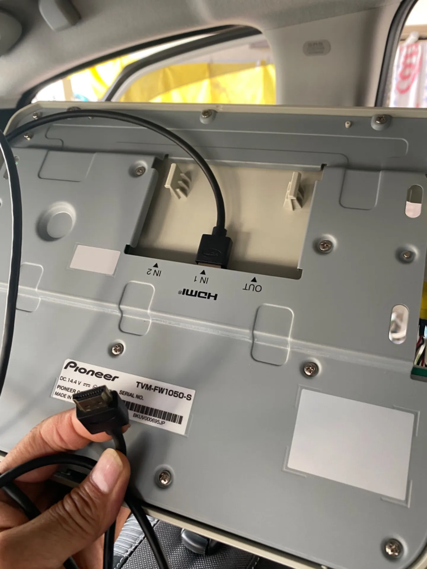 セレナ、フリップダウンモニタ－取り付け