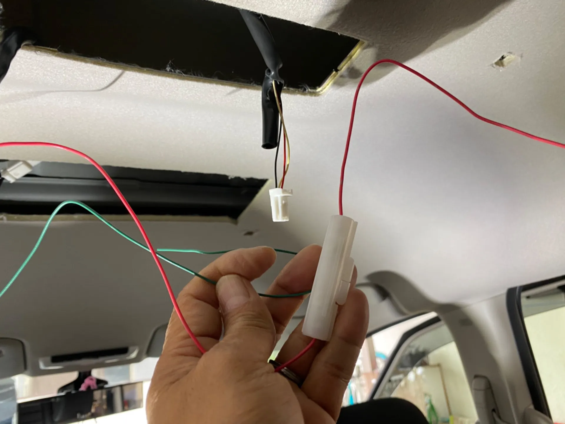 セレナ、フリップダウンモニタ－取り付け