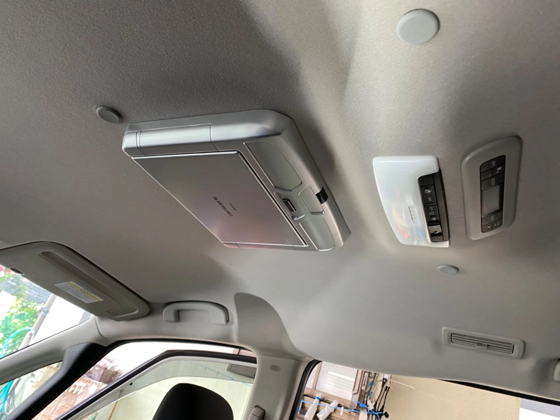 セレナ、フリップダウンモニタ－取り付け