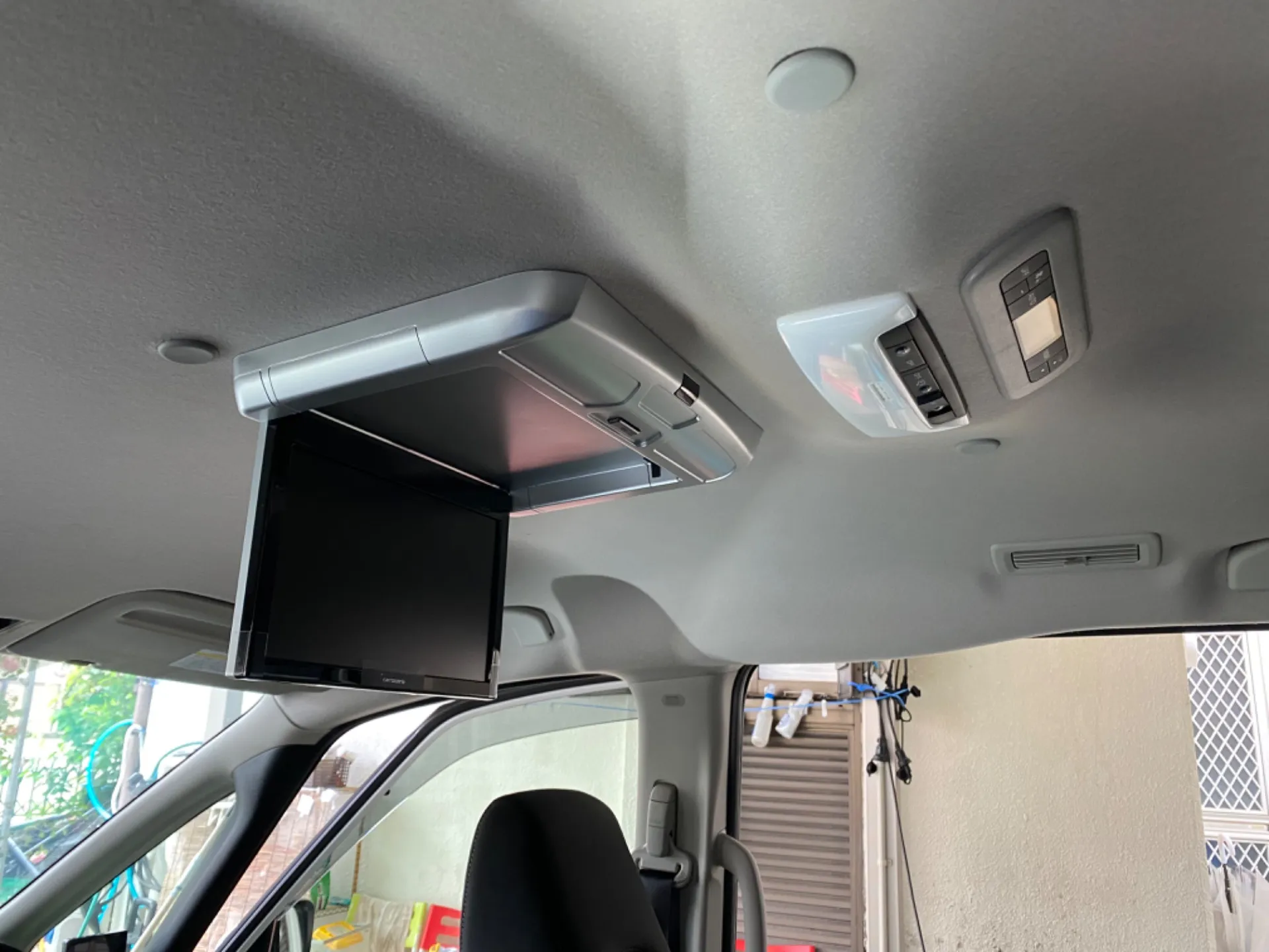 セレナ、フリップダウンモニタ－取り付け