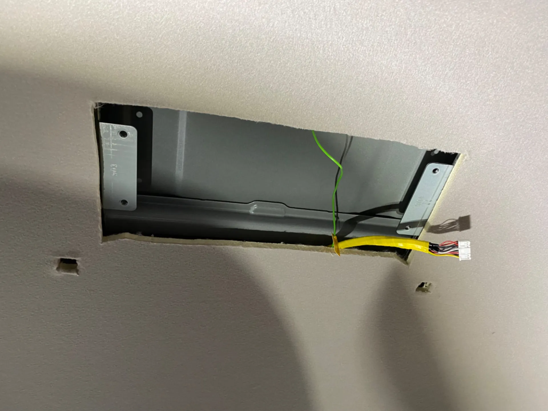 セレナ、フリップダウンモニタ－取り付け