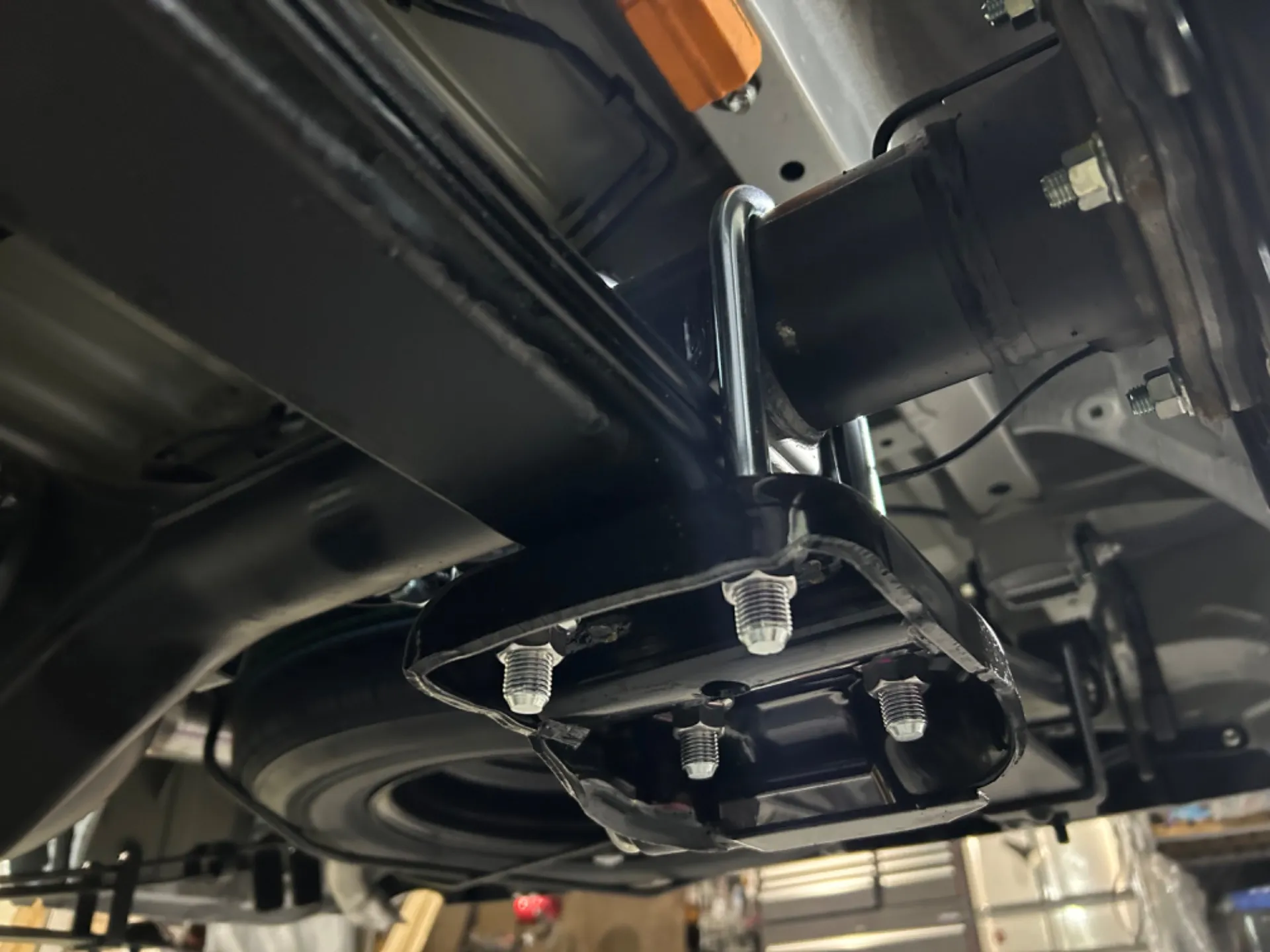 リヤドライブシャフトに固定してるＵ　ボルトを固定してあるナット４個外します