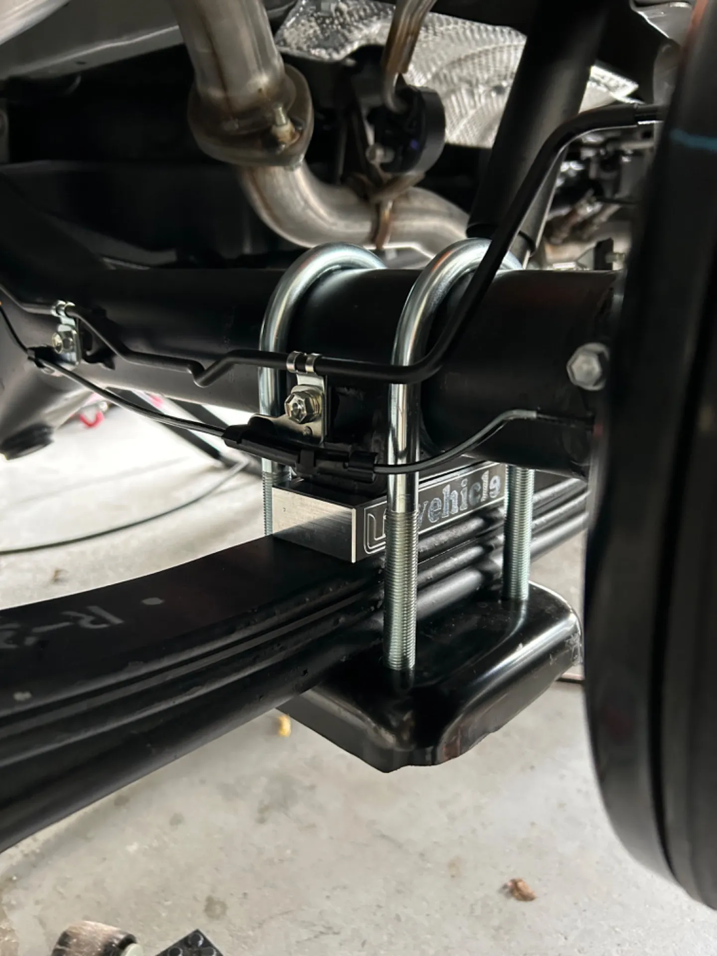 このようにハメ込み　Ｕ　ボルトをナットで締め付けて固定します。この作業もちろん左右交換します。