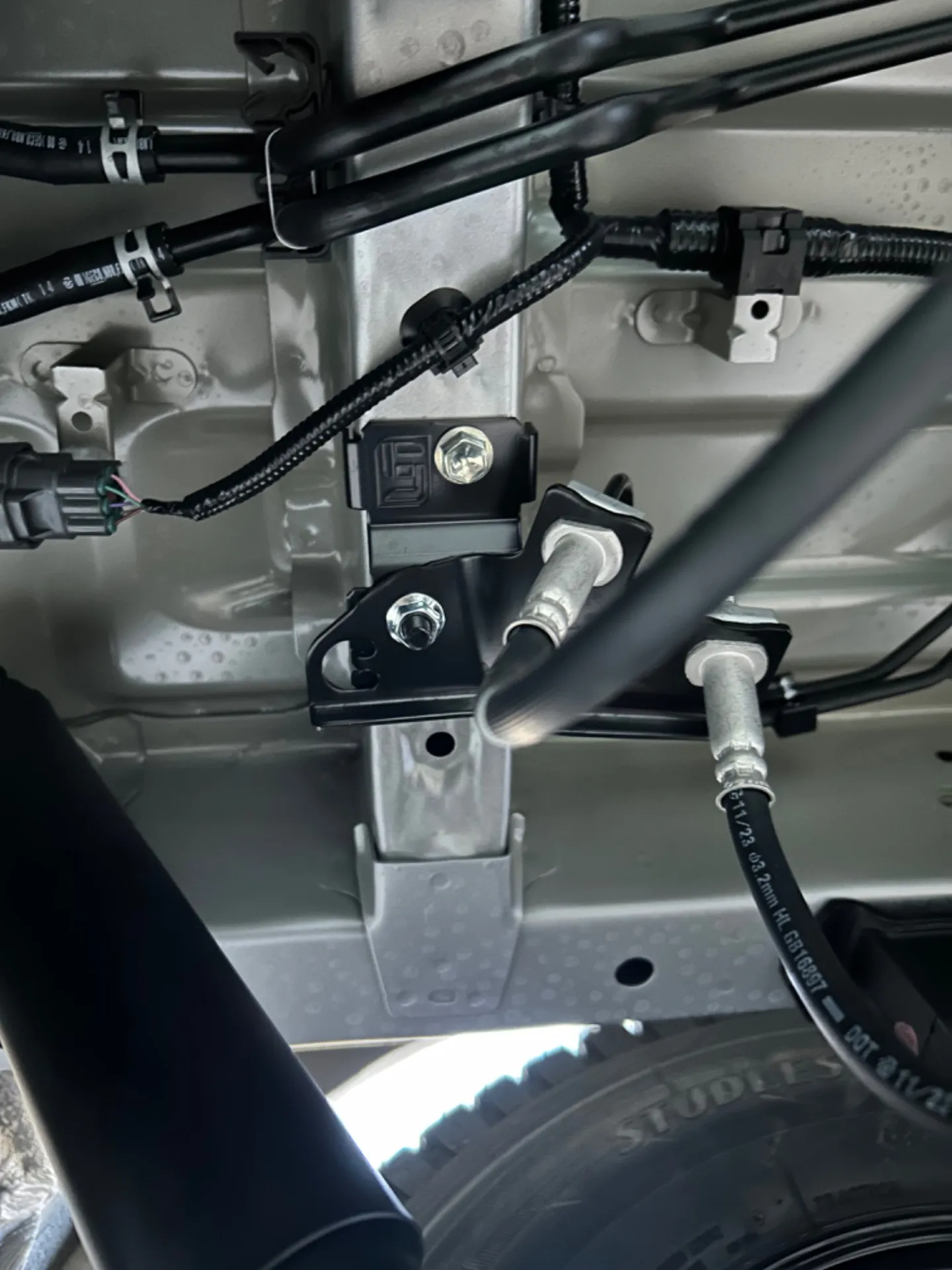 元の固定ボルトを外したらそのヶ所に専用のブラケットをボルトで固定します。　その固定したブラケットの出てるボルトに固定しなおして完成