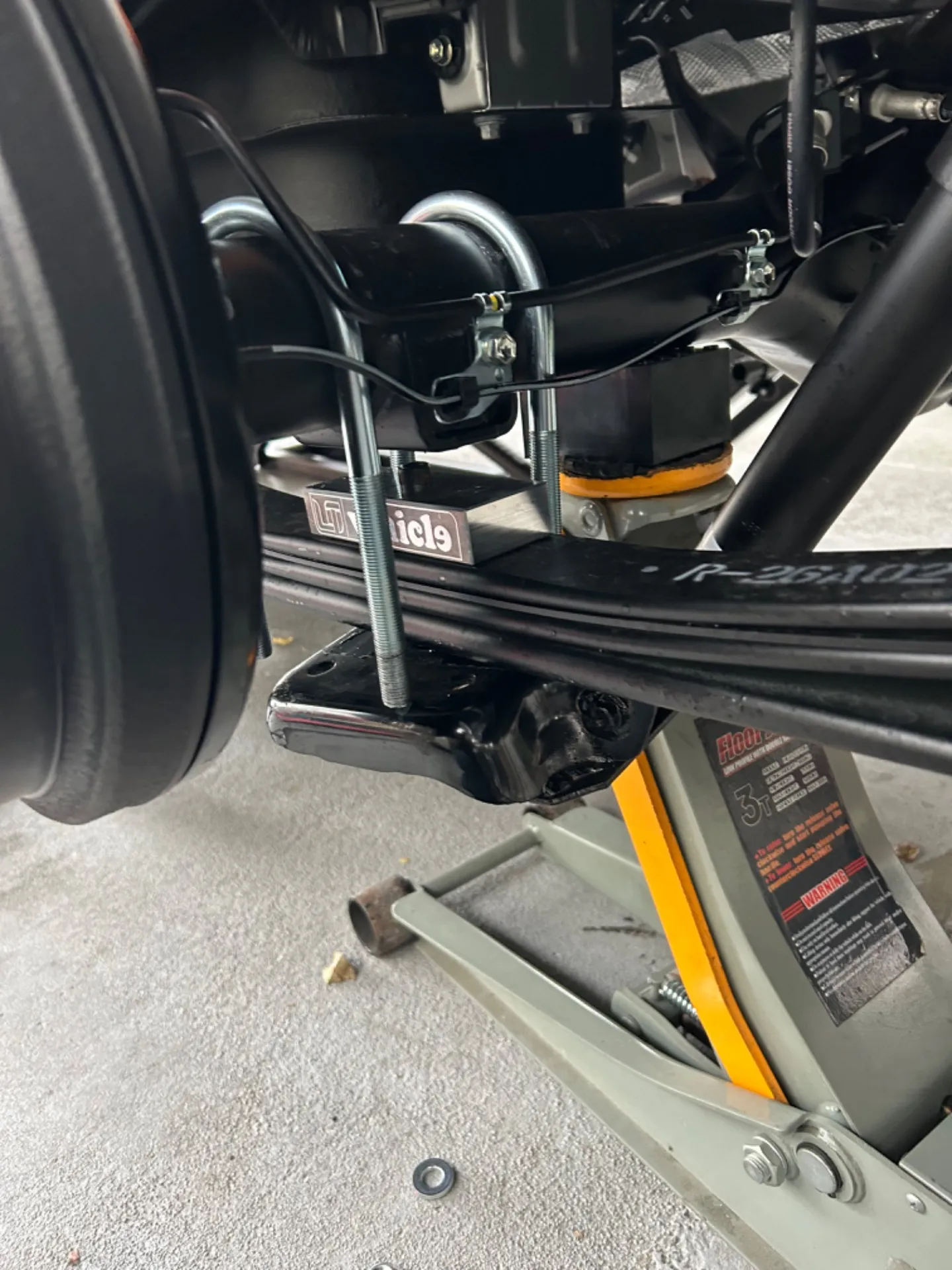 車体の上げてあるジャッキ　とは別に　油圧ジャッキで　リヤシャフトを持ち上げて　スペ－サ－を　板バネの間に挟みます　この時　お互いに凹凸が有るのでちゃんとハメ込み確認が必要