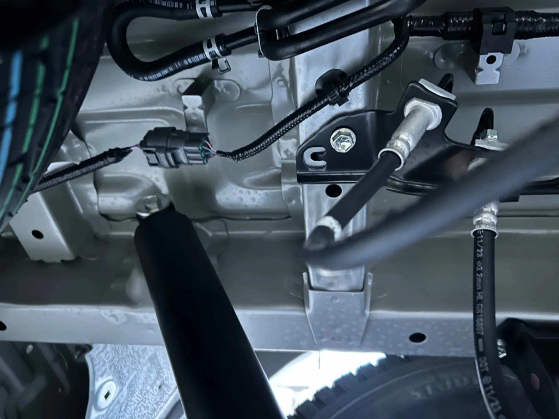 次にリヤブレ－キホースの固定してあるブラケットを外してホースの固定位置を変える作業します