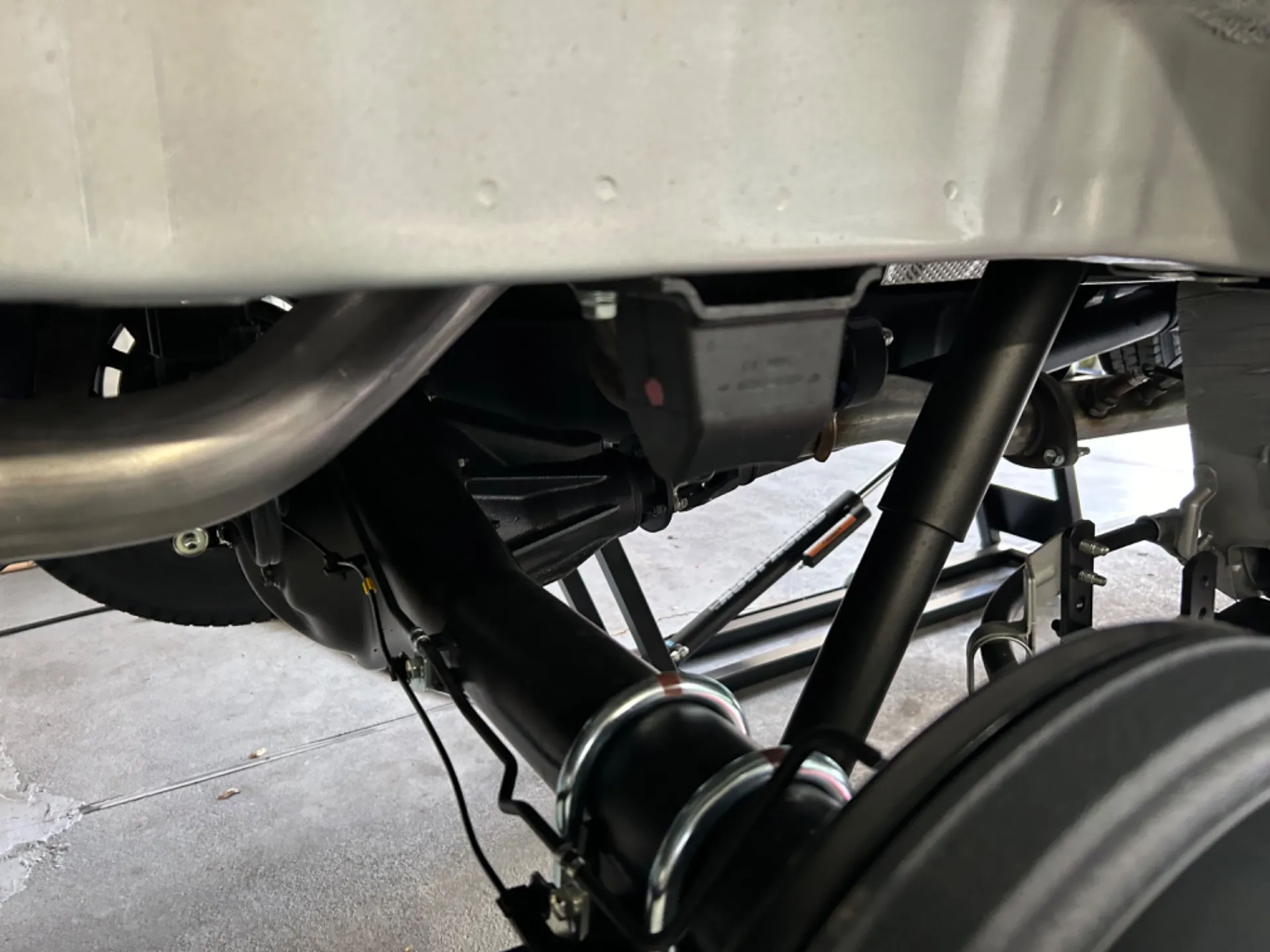 最初　リヤタイヤを外して　マウント交換　１２インチのボルト2本外します