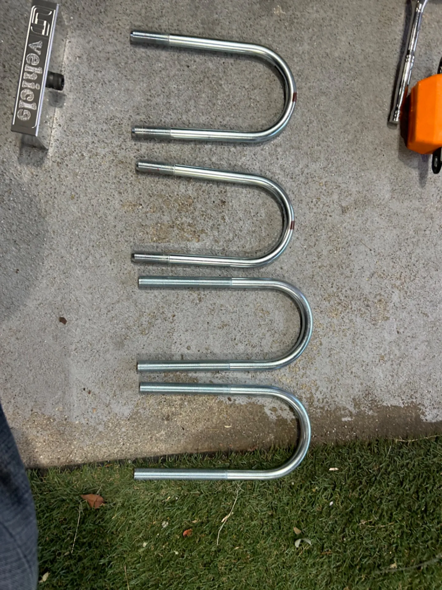 上が純正　Ｕボルト　下が交換するボルトになります