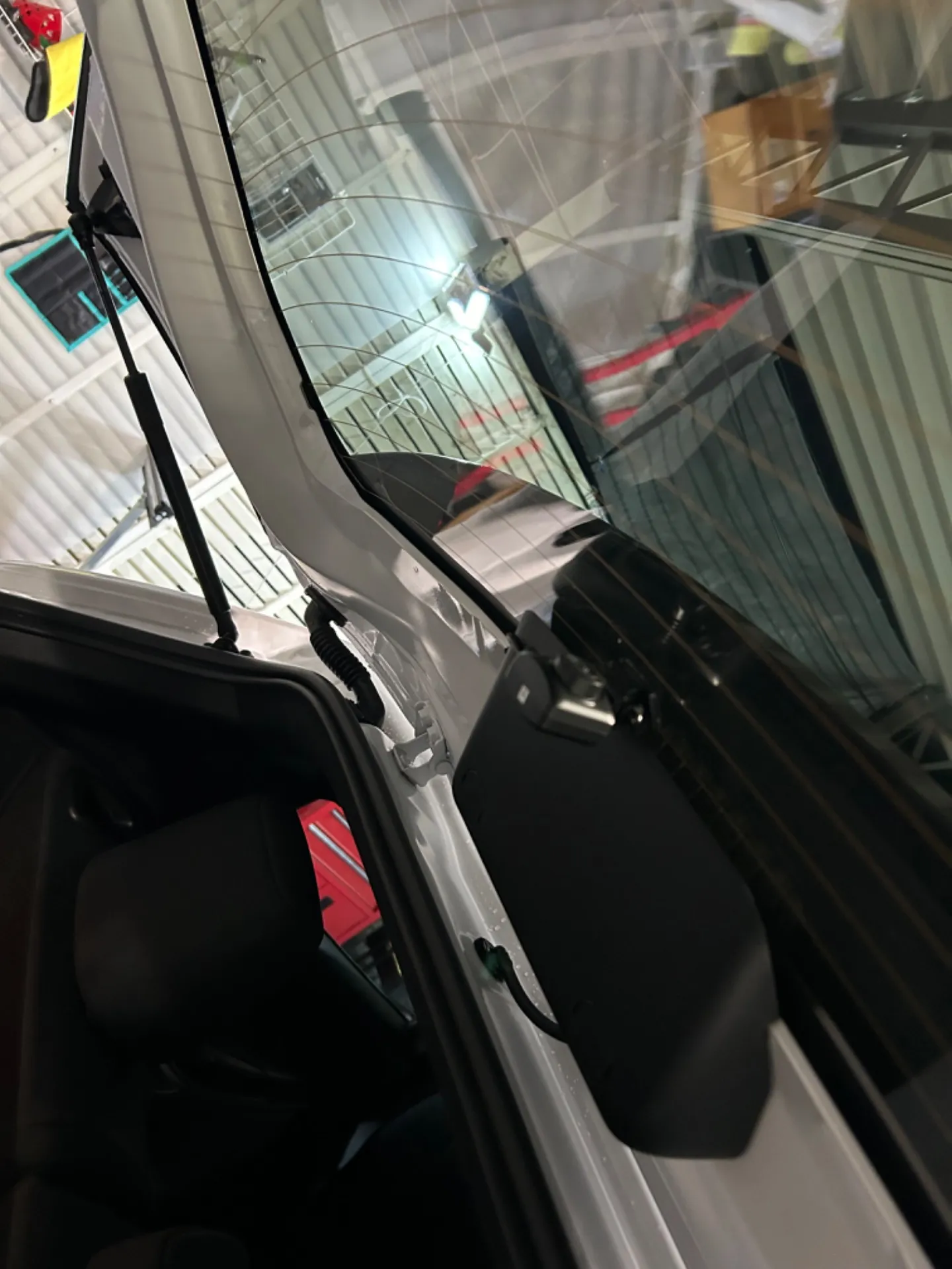 カバ－を外したらリヤゲートの中に配線を通してリヤゲートと配線を通してあるカバ－を外してとします