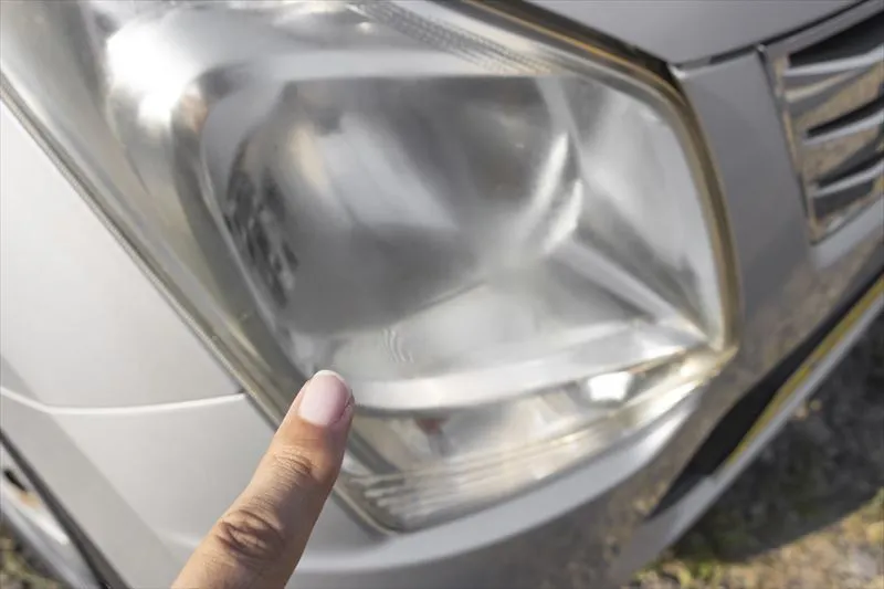 ヘッドライトが暗い原因とは？