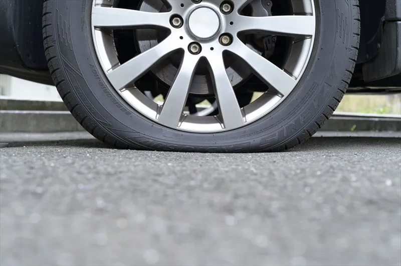 車のタイヤがパンクした時の対処法とは？