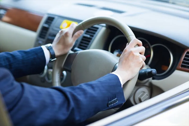 車のハンドルが重いのはなぜ？